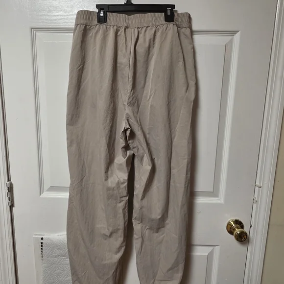 ​A New Day High-Rise Parachute Pants – Beige Talla 8 - Picture 8 of 9